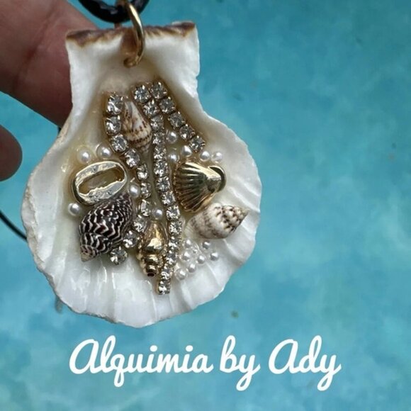 Natural shell rhinestone embellished big pendant necklace - Picture 4 of 4